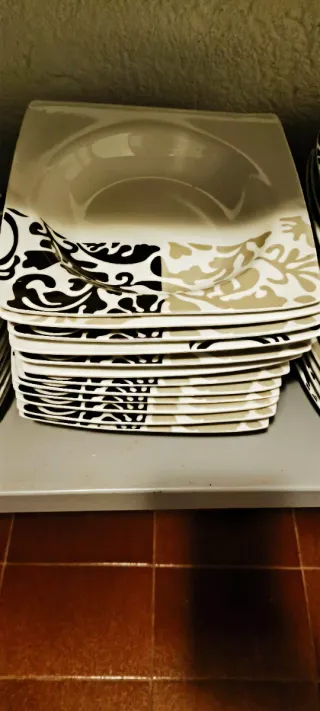 Vajilla Diseño Floral Beige y Negro