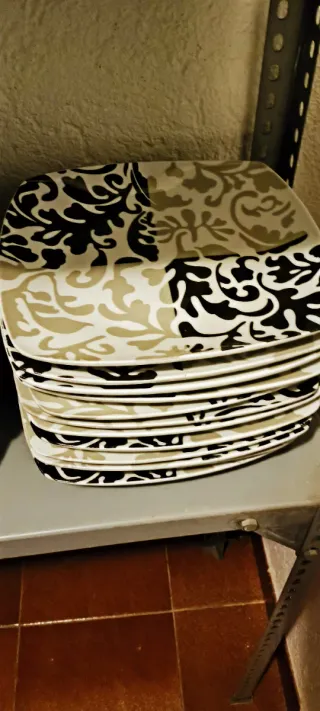 Vajilla Diseño Floral Beige y Negro