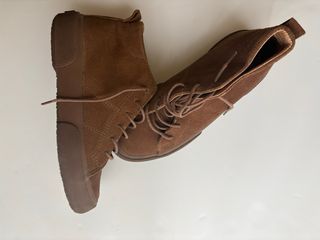 Botín Superga ante marrón