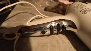 Asciugacapelli bianco e argento con diffusore