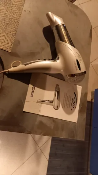 Asciugacapelli bianco e argento con diffusore