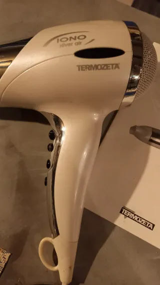 Asciugacapelli bianco e argento con diffusore