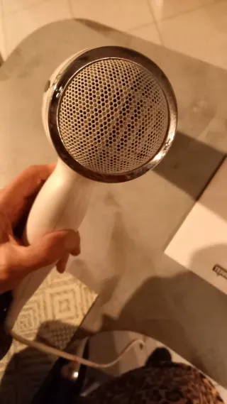 Asciugacapelli bianco e argento con diffusore