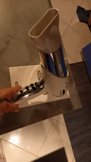 Asciugacapelli bianco e argento con diffusore