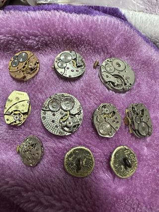 Lote de mecanismos de relojes Omega y monedas