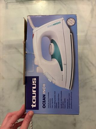 Plancha de ropa blanca y turquesa