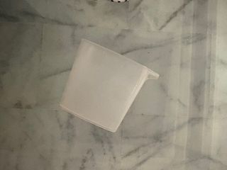 Plancha de ropa blanca y turquesa