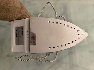 Plancha de ropa blanca y turquesa