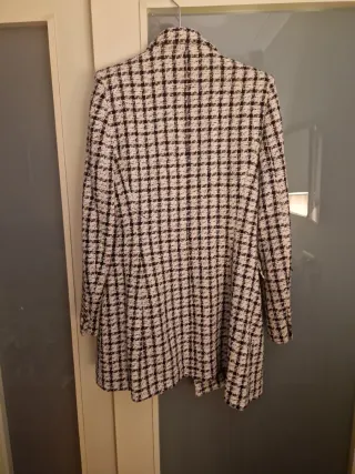 Chaqueta larga Zara cuadros blanco y negro