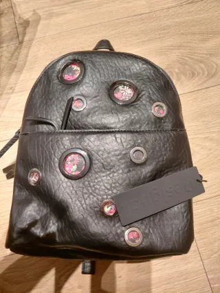 Mochila Desigual Negra con Detalles Rojos