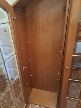 2 Vitrinas de madera con cristal