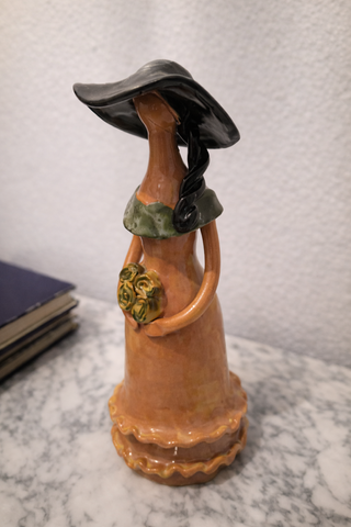 Muñeca de cerámica sin rostro