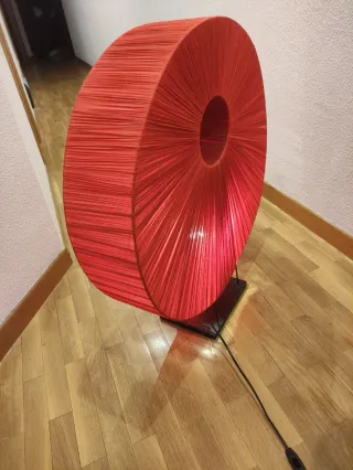 Lámpara de mesa roja