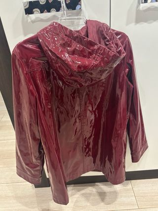 Chubasquero granate brillante