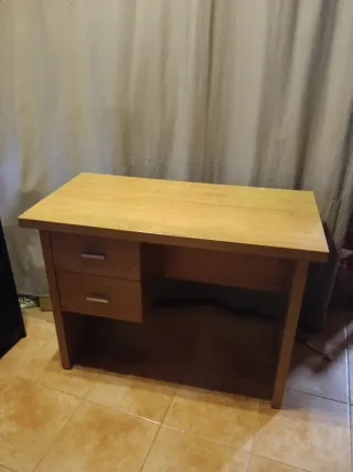 Escritorio de madera con cajones