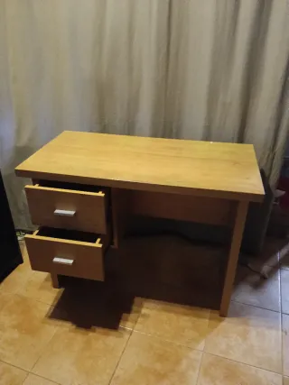 Escritorio de madera con cajones