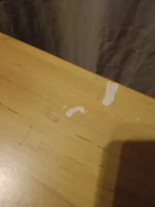 Escritorio de madera con cajones