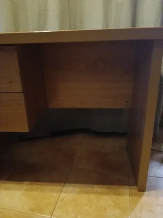 Escritorio de madera con cajones