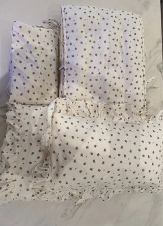 Ropa de cuna con estampado floral