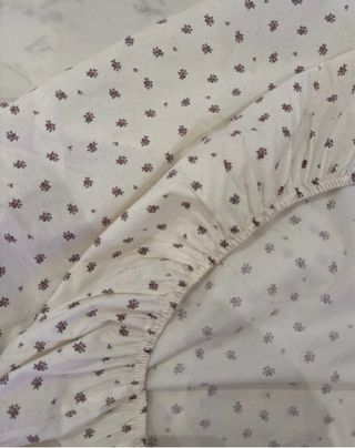 Ropa de cuna con estampado floral