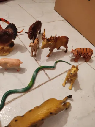 Figuras de animales de juguete