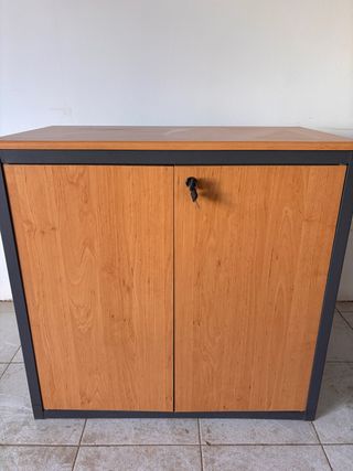 3 Muebles de oficina con puertas y llave