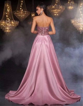 Vestido de gala rosa con pedrería