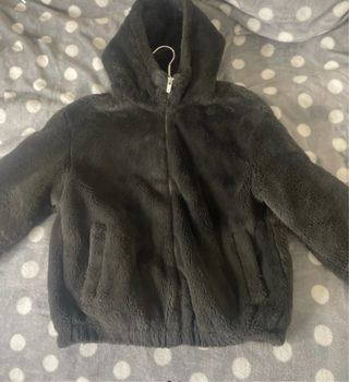 Chaqueta de pelo gris con capucha