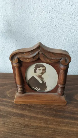 Antiguo marco de madera tallada