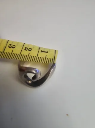 Anillo de plata con diseño curvo