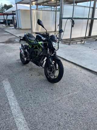 Kawasaki Z125 2022 con escape cambiado
