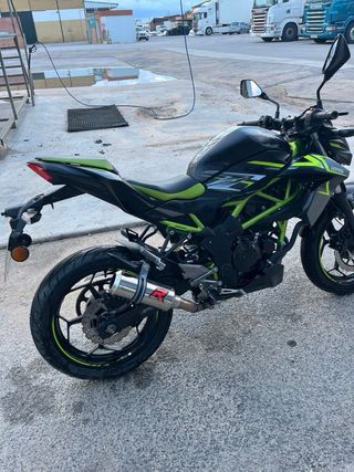 Kawasaki Z125 2022 con escape cambiado