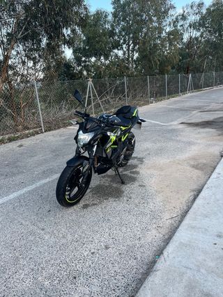 Kawasaki Z125 2022 con escape cambiado