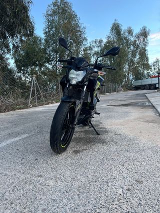 Kawasaki Z125 2022 con escape cambiado
