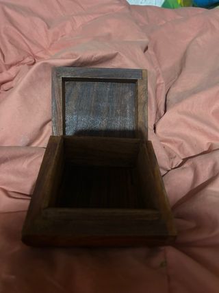Caja de madera con tablero ajedrez