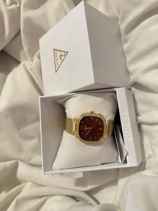 Reloj Guess Dorado y Rojo