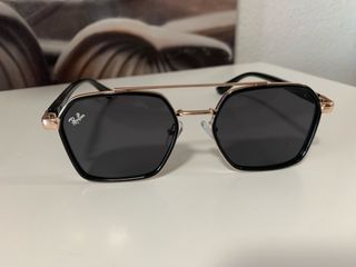 Gafas de sol Ray-Ban negras y doradas originales.