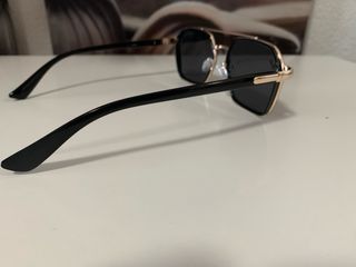 Gafas de sol Ray-Ban negras y doradas originales.