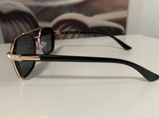 Gafas de sol Ray-Ban negras y doradas originales.