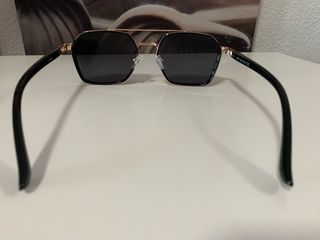 Gafas de sol Ray-Ban negras y doradas originales.