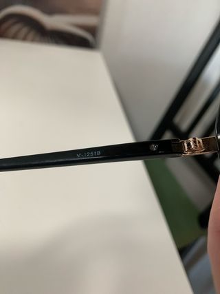 Gafas de sol Ray-Ban negras y doradas originales.