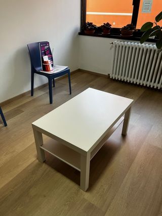 Tavolino bianco in legno