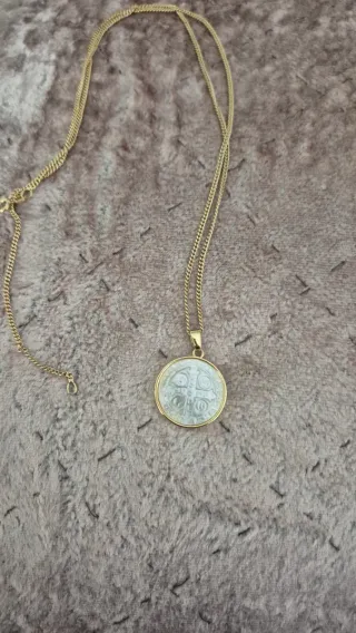 Cadena dorada con medalla San Benito en nácar.