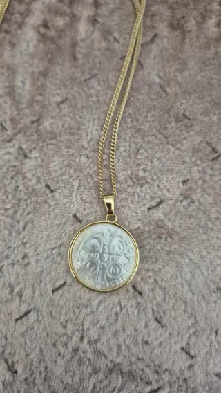 Cadena dorada con medalla San Benito en nácar.
