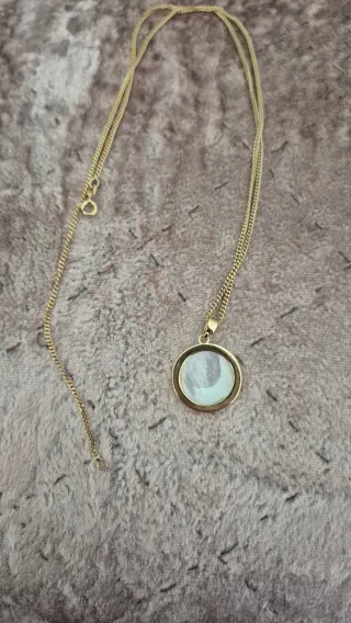 Cadena dorada con medalla San Benito en nácar.