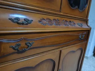 Vitrina antigua de madera y cristal