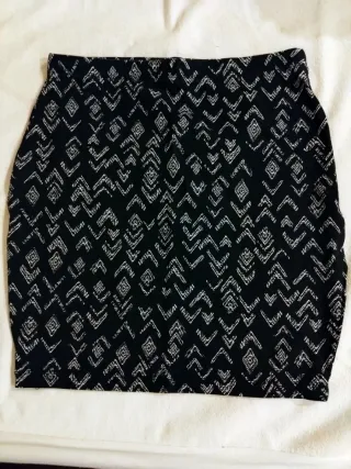 Saia tubo preta com padrão geométrico