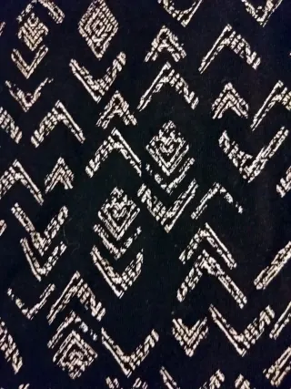 Saia tubo preta com padrão geométrico