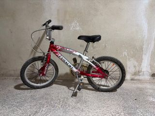 Bicicleta BMX roja y plateada