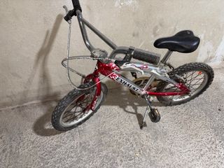 Bicicleta BMX roja y plateada